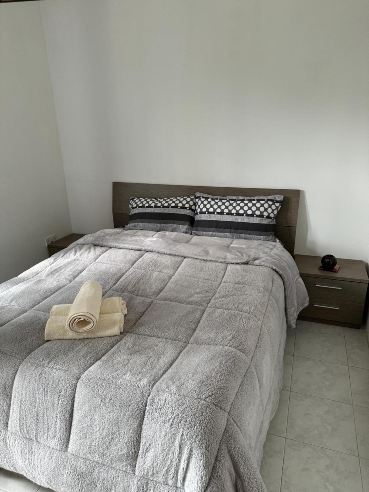 Modern With Large Balcony In Spinola * San Giuliano