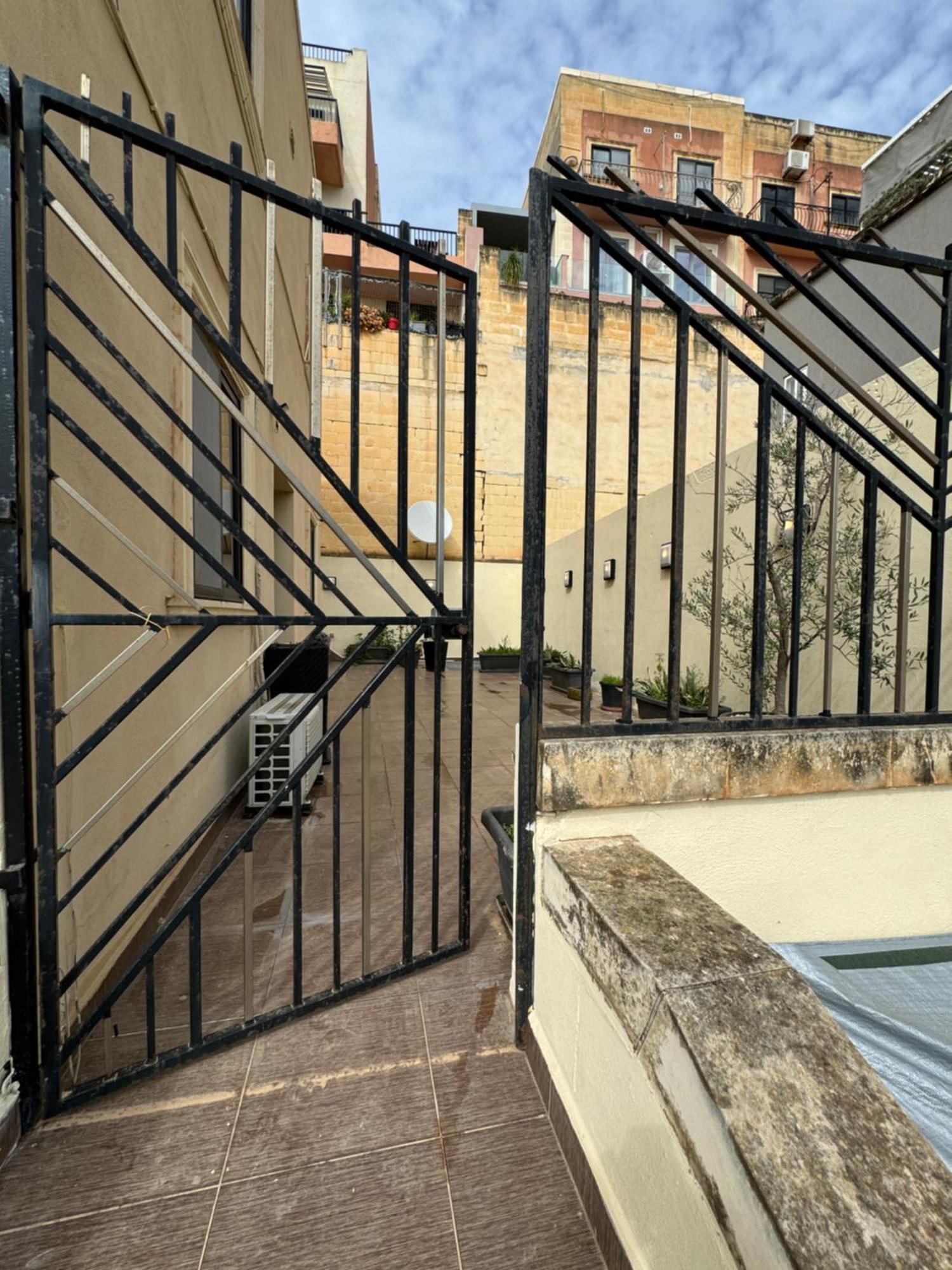 Modern With Large Balcony In Spinola